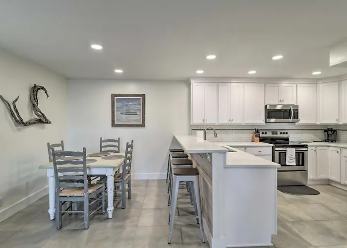 Pool & Tennis: Walkable Fernandina Beach Escape