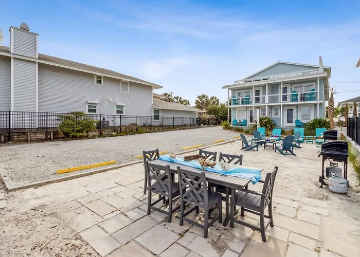 The Reef - Cozy Hideaway - Private Patio - Located Steps From The Beach
